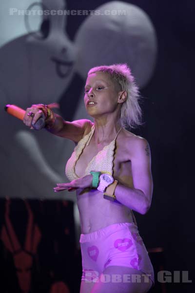 DIE ANTWOORD - 2013-06-29 - EVREUX - Hippodrome Evreux Normandie - Anri du Toit [Yolandi Visser]